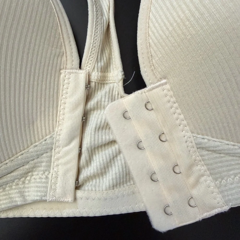 6 Large Front Close Wireless Bras - Picture 3 of 5